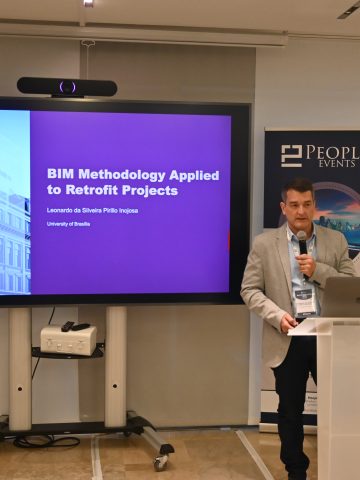 O professor Leonardo Inojosa, vice-diretor do PISAC, durante sua apresentação sobre metodologia BIM para retrofit na BuildTech Week 2025, em Madri.