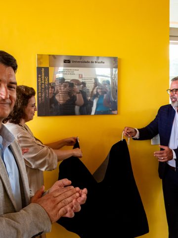 inauguracao-pisac-24 A reitora Rozana Naves, o vice-reitor Márcio Muniz, o diretor Luiz Pedro de Melo César e o vice-diretor Leonardo Inojosa revelam a placa inaugural do Edifício Sede do PISAC, durante a cerimônia realizada no campus Darcy Ribeiro.