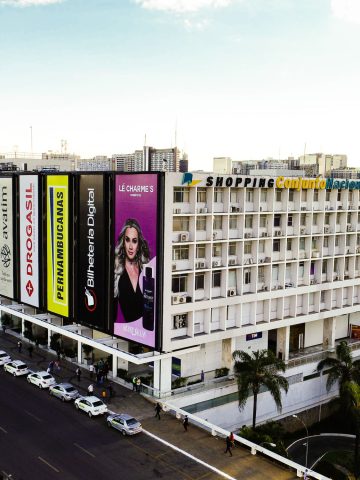 Fachada do Shopping Conjunto Nacional de Brasília antes do retrofit de fachada realizado no edifício comercial localizado no centro da capital do país.
